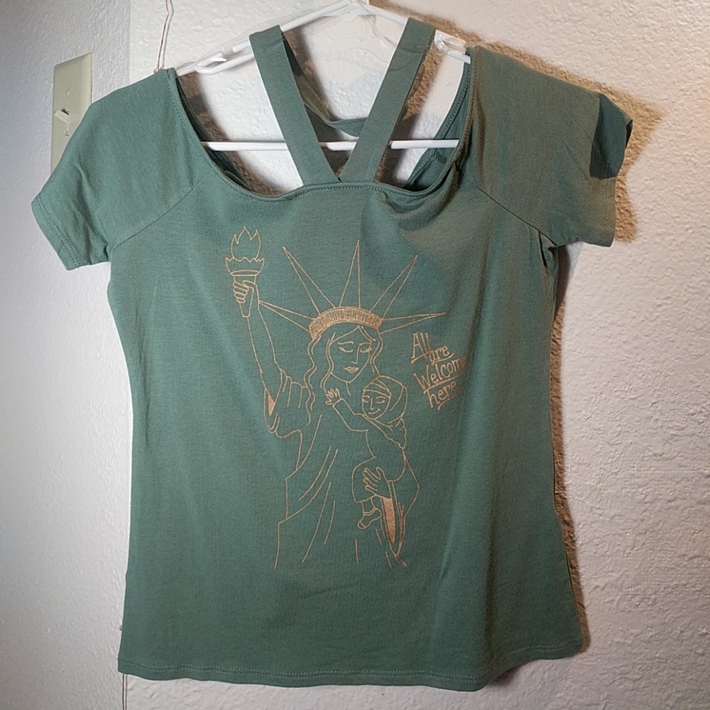 Halter-top/T-shirt "All are welcome here"